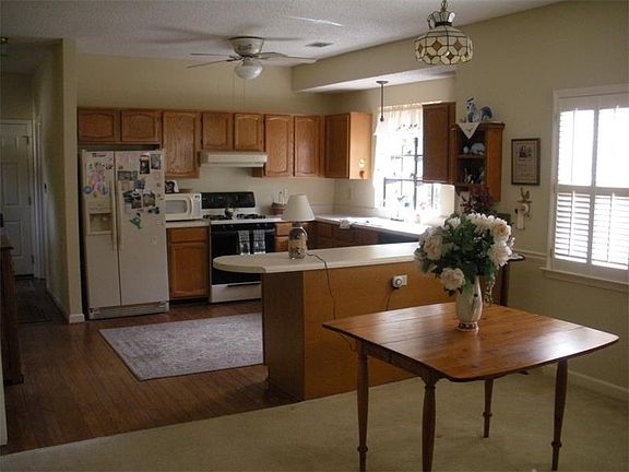 5th image of 1049 Chestnut Hill Cir