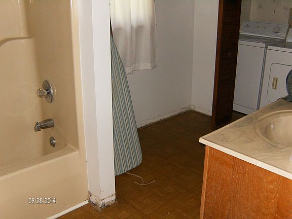 Bathroom with wash/dryer in house