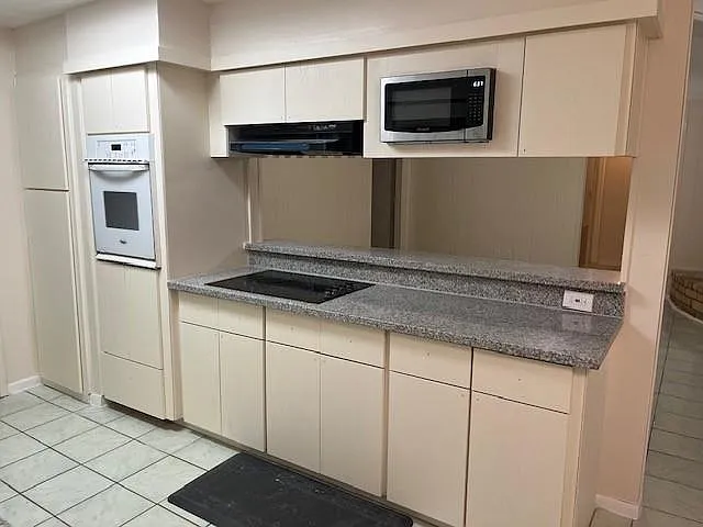 3 bed, 2.0 bath, 1807 sqft, $1,895 — Photo 2