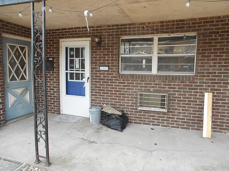 718 E 18th St #B10 — Photo 2