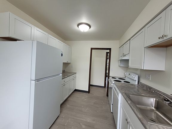 3rd image of 927 Louise St #3