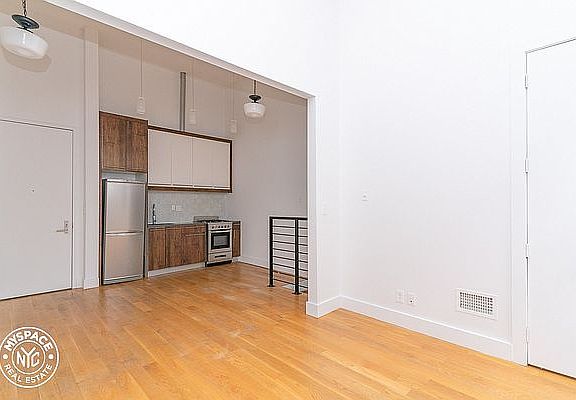 4th image of 943 Willoughby Ave #667