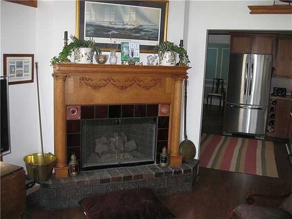 5th image of 425 E 2nd St