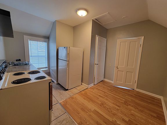 5th image of 810 Dartmoor St N APT 4
