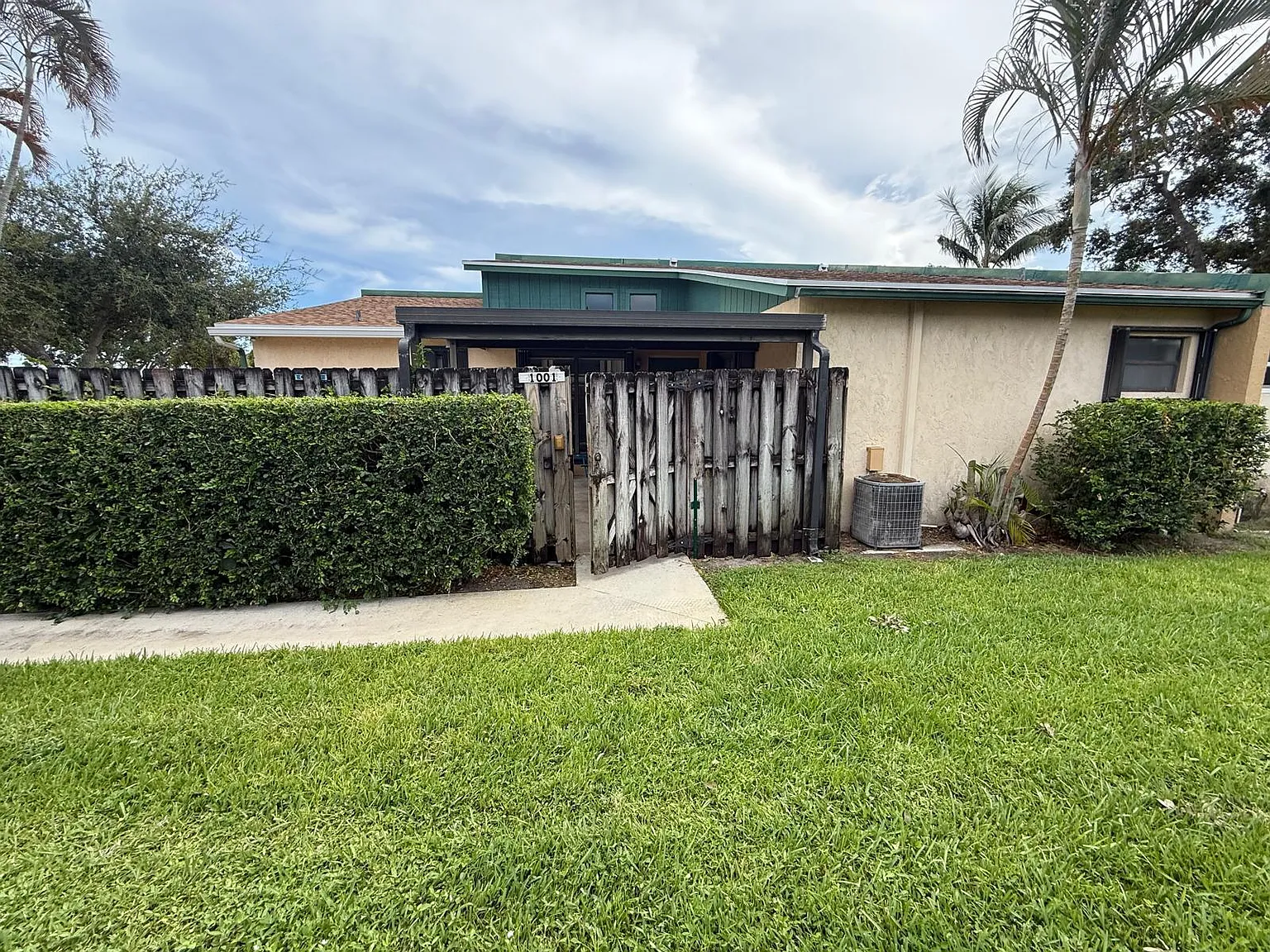1001 Manor Dr — Photo 2