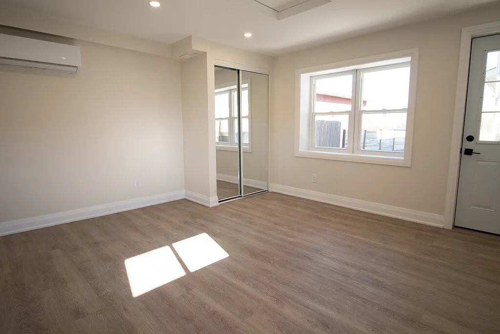 184 Bradley Ave - 3 — Photo 3