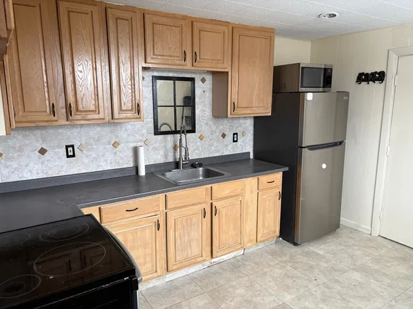 3288 W Shore Rd Floor 2, Warwick, RI 02886