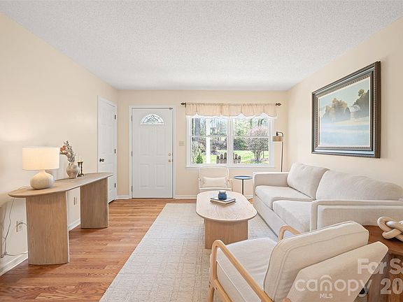 4th image of 6 Mulberry Dr