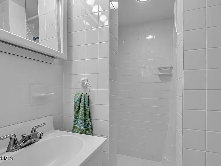 221 Harrison Ave — Photo 30