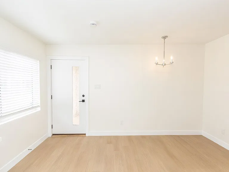 Remodeled 2 Bedroom/ 1 Bath Apartment Near Strand Beach in Oceanside! — Photo 10