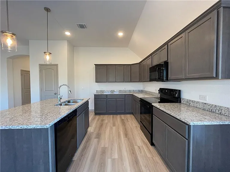 917 Hollyhock Dr — Photo 10