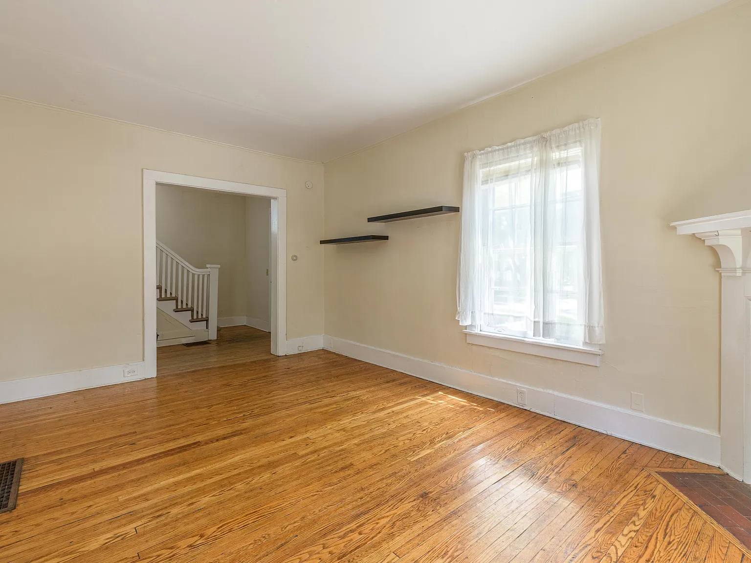 3 bed, 1.5 bath, 1410 sqft, $2,000 — Photo 4