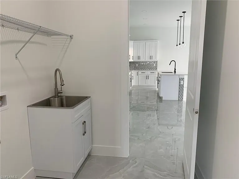526 Raintree St E — Photo 9