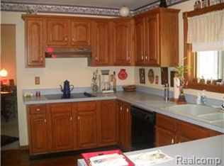 9742 Rolling Greens Dr, Pinckney, MI