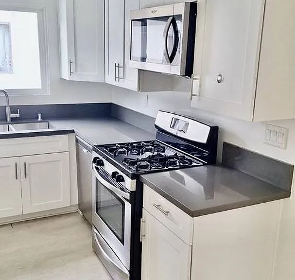 Move In Special $153 Dollars Off For The 1st 3 Months. Remodeled 3 Bedroom 1.5 Bath 2nd Floor Unit. — Photo 8