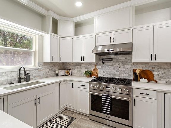 4th image of 10 Honeysuckle Ln