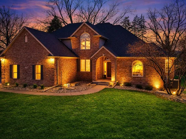 1390 Old Freeport Pl, Bettendorf, IA 52722