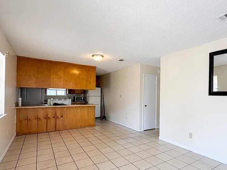 519B S 61st Ave — Photo 1