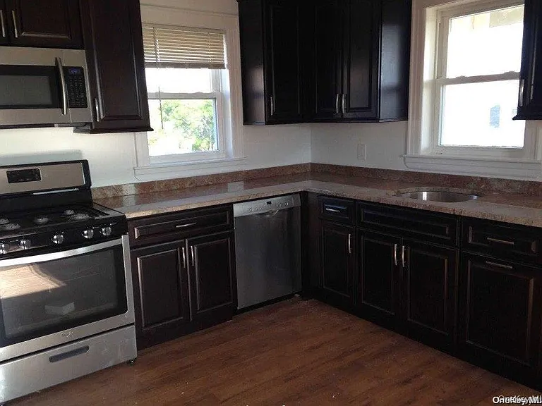 469 E Hudson St — Photo 2