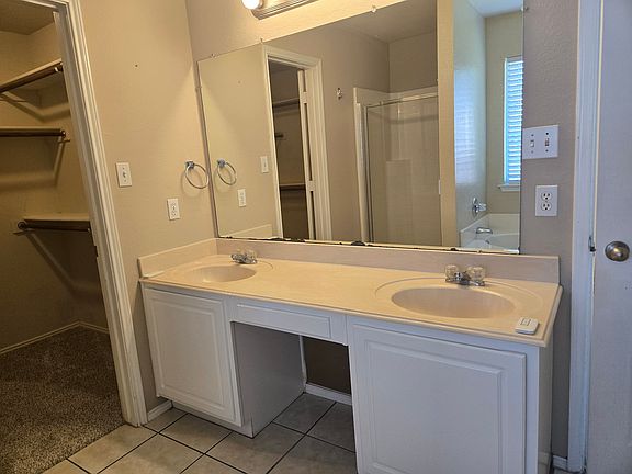 4th image of 1 Bahama Ct