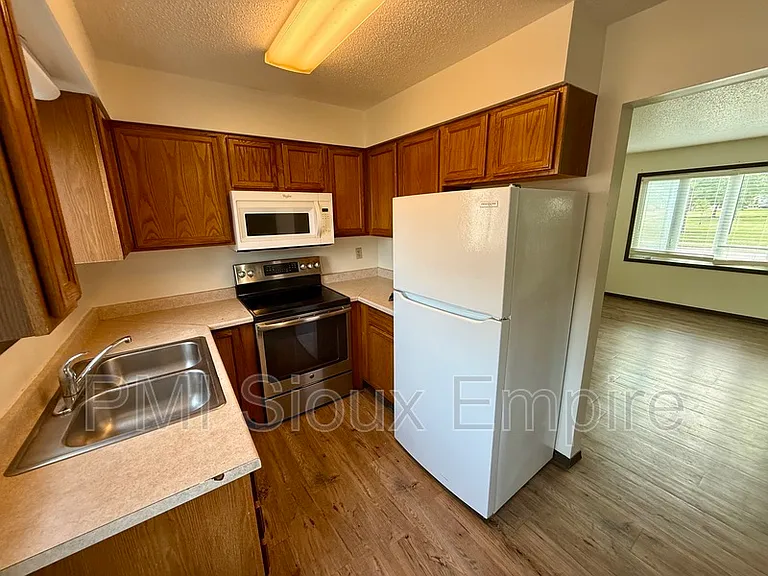614 E 6th St — Photo 3