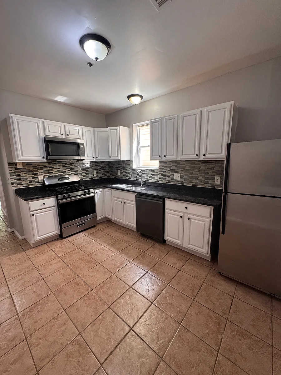 Building Photo - 117 S 12th St #2