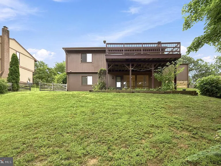 8811 Burbank Rd — Photo 48