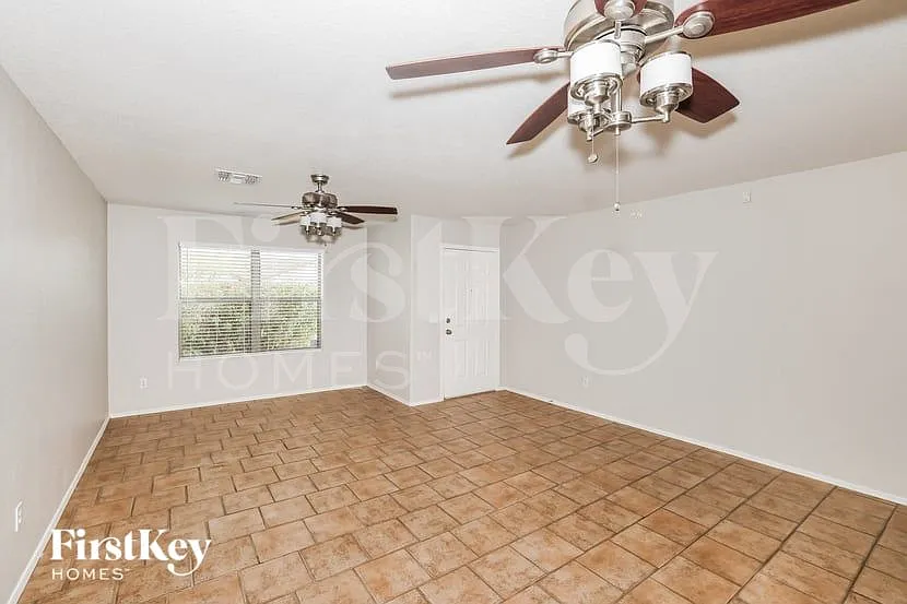 4 bed, 2.5 bath, 2374 sqft, $2,410 — Photo 4