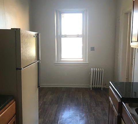 Kitchen (room for a table)