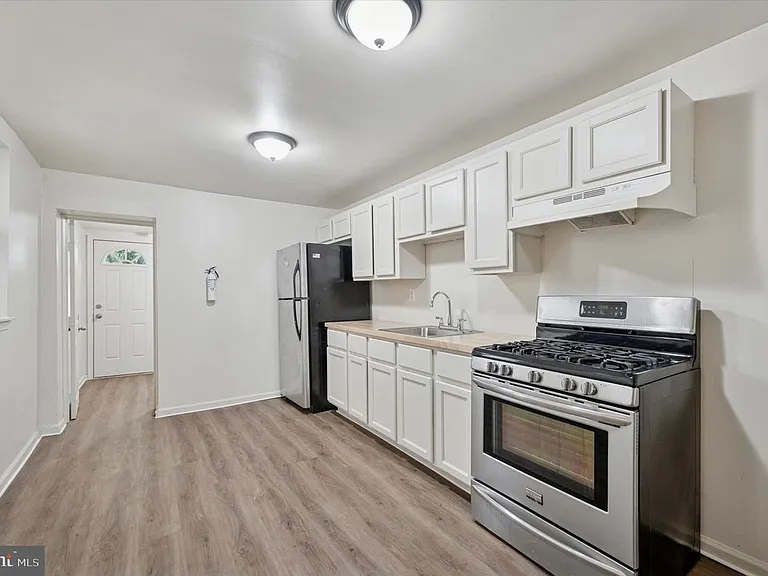 1016 Potter St — Photo 2
