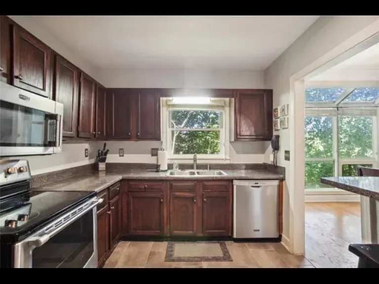 7500 Roswell Rd — Photo 4
