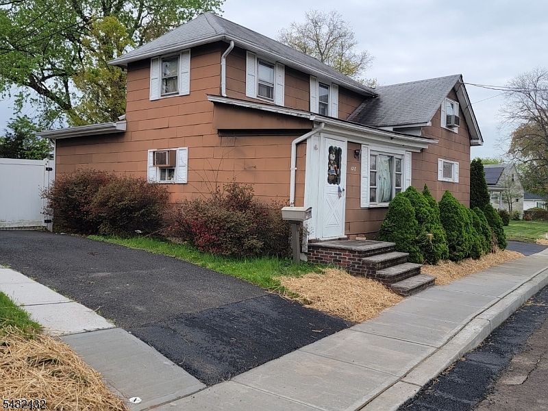2nd image of 128 Lincoln Ave