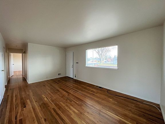 4th image of 1941 Everest Ave