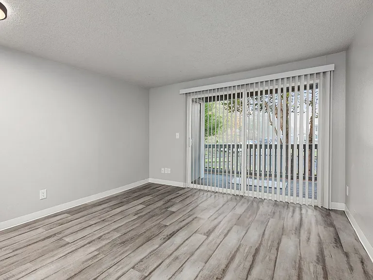 2550 N Vassault St — Photo 10