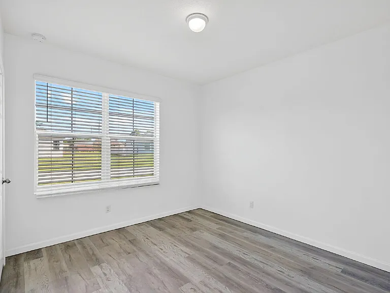 393 SW Tarra Ave — Photo 27