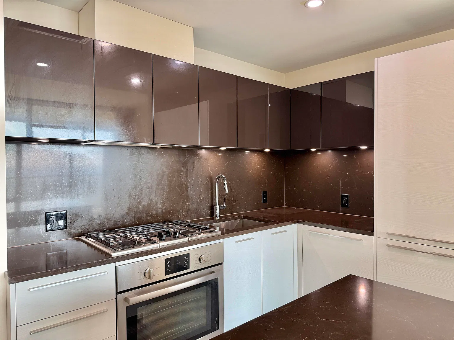 3 bed, 911 sqft, $3,500 — Photo 2