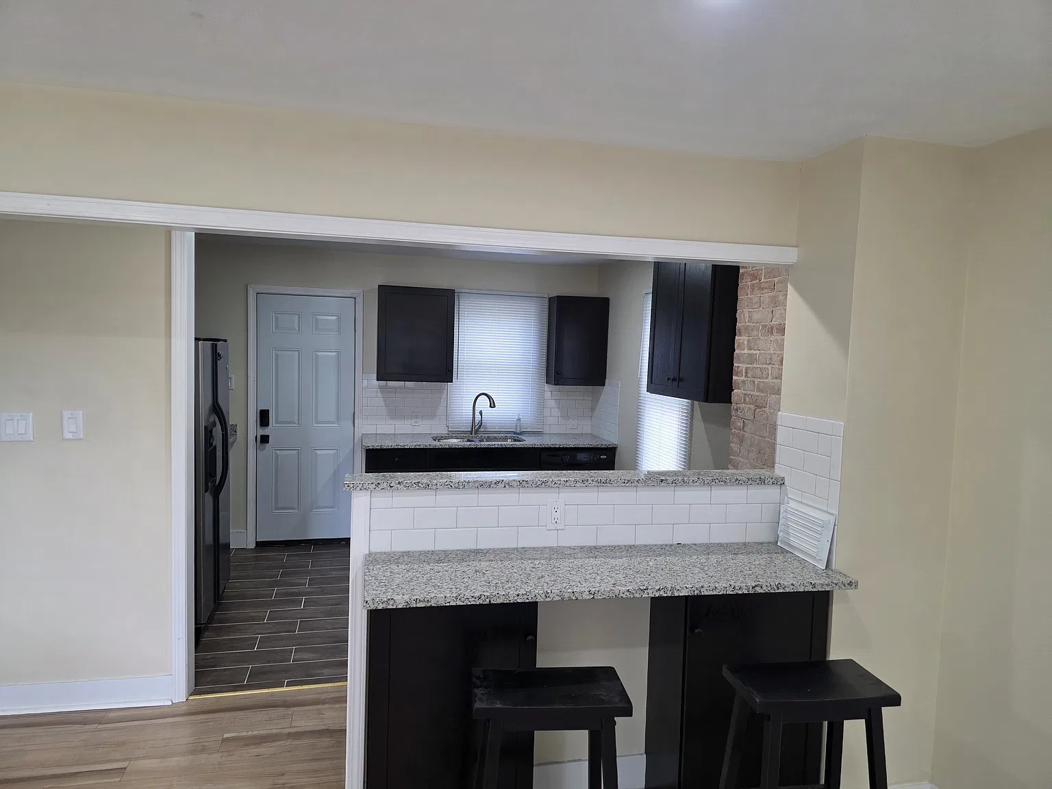 4 bed, 775 sqft, $2,100 — Photo 2