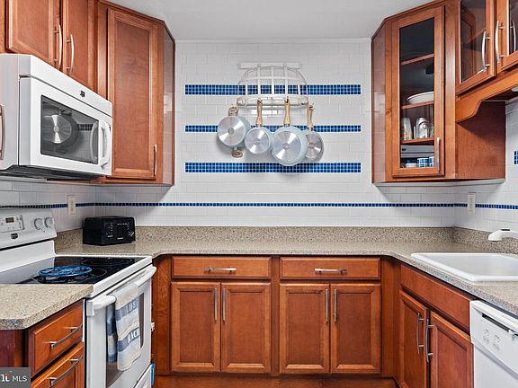 5th image of 105 120th St Unit 18A