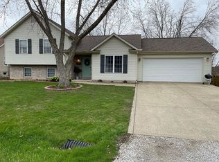 38 Yorkshire Dr, Mackinaw, IL 61755