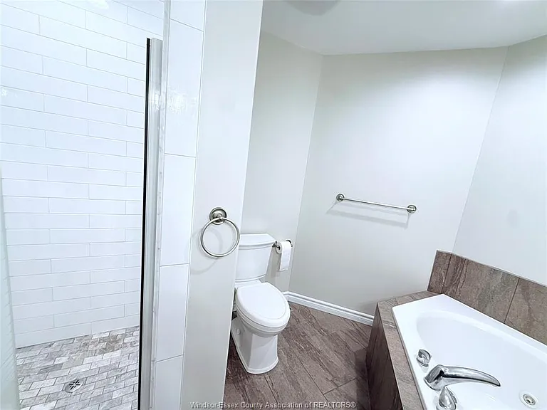 170 Diane Cres — Photo 10