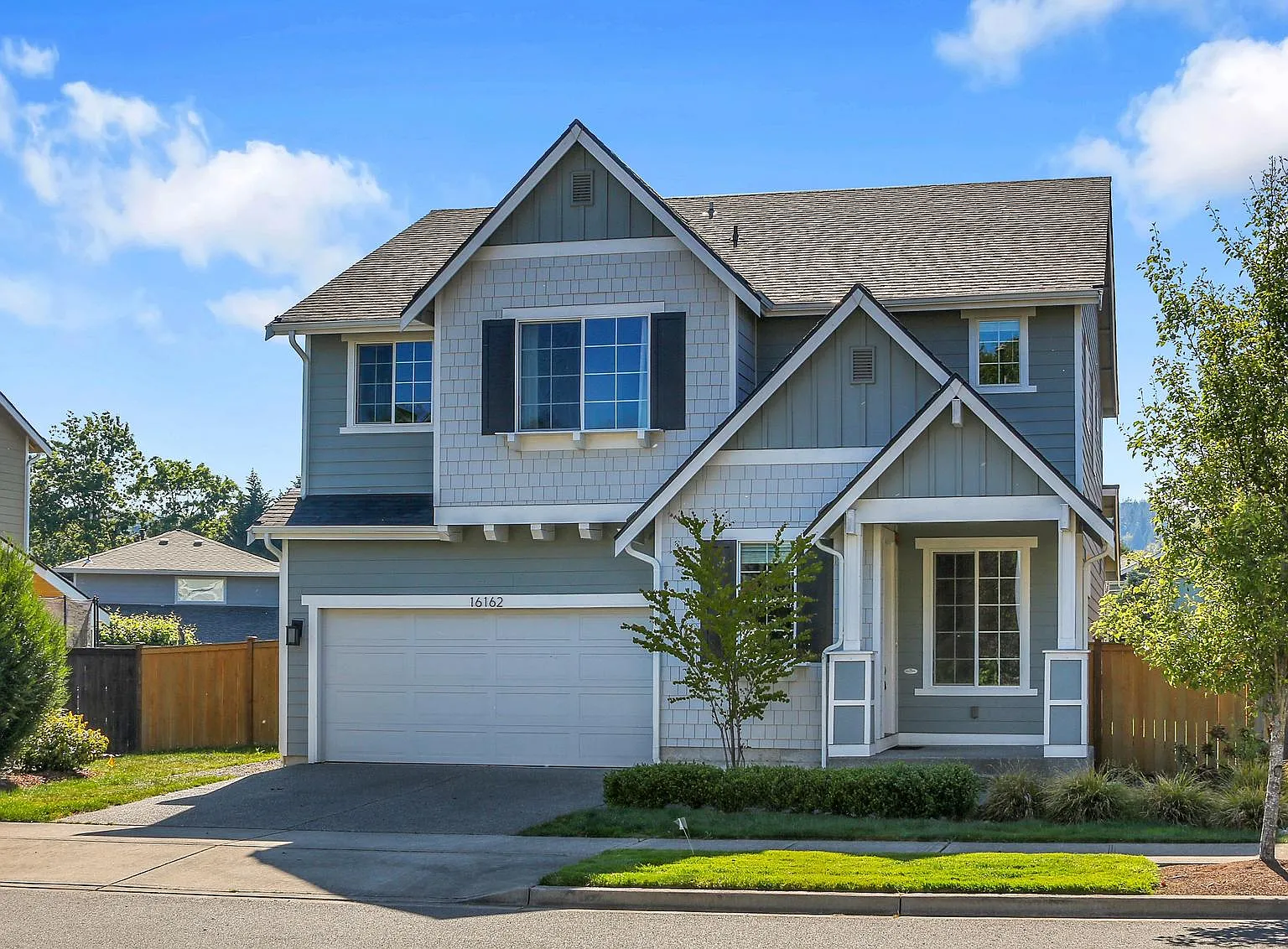4 bed, 2.5 bath, 2350 sqft, $3,400 — Photo 2