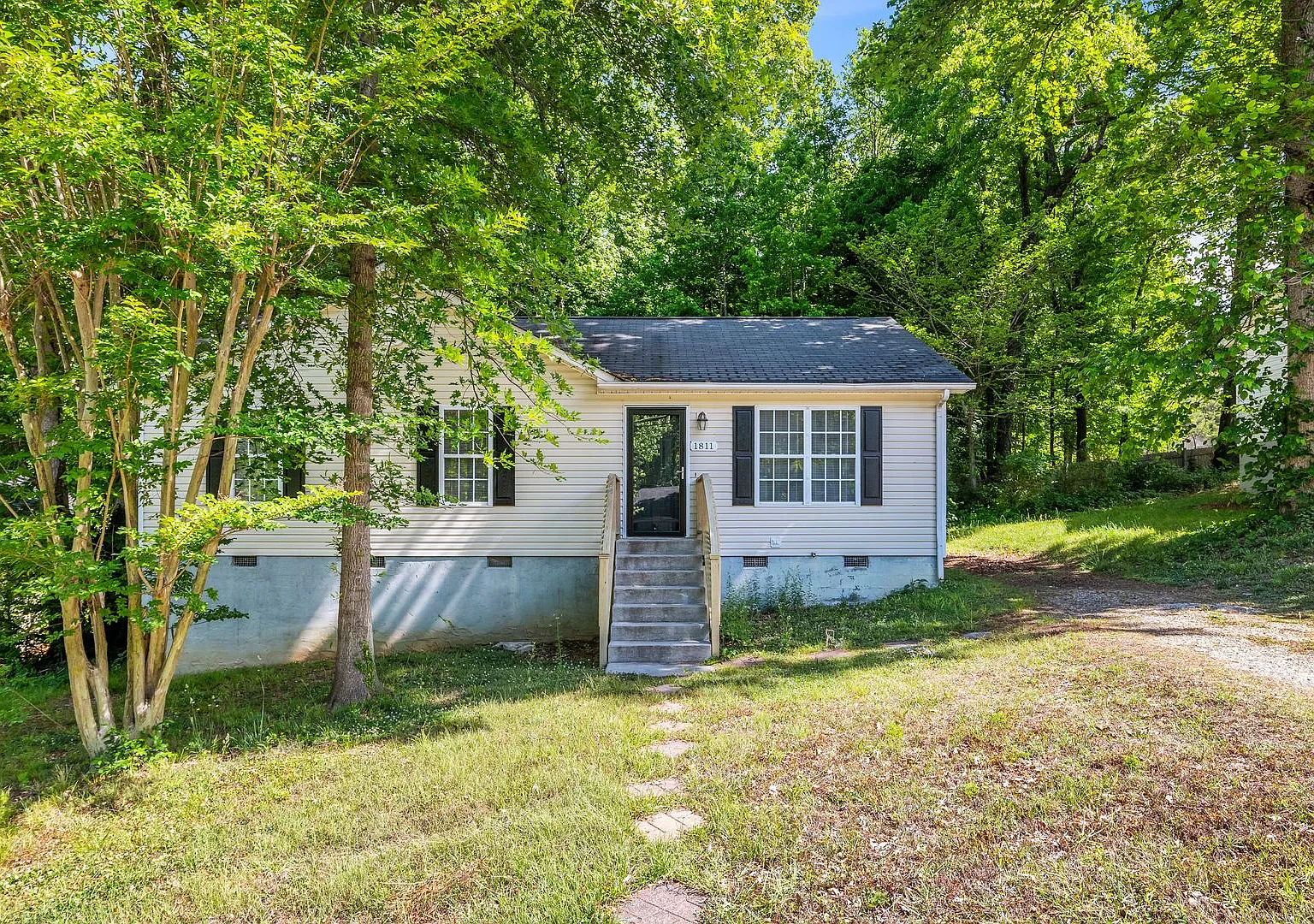 NW Home - Updated Kitchen and Bathrooms, Wood Laminate Flooring, Deck, Must See! — Photo 1