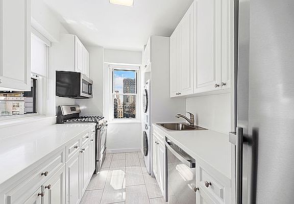 5th image of 215 E 68th St APT 17T