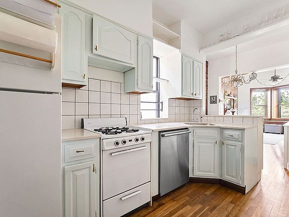 5th image of 798 President St APT 4-R