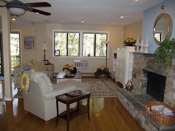 2 Living IMG_0024.jpg