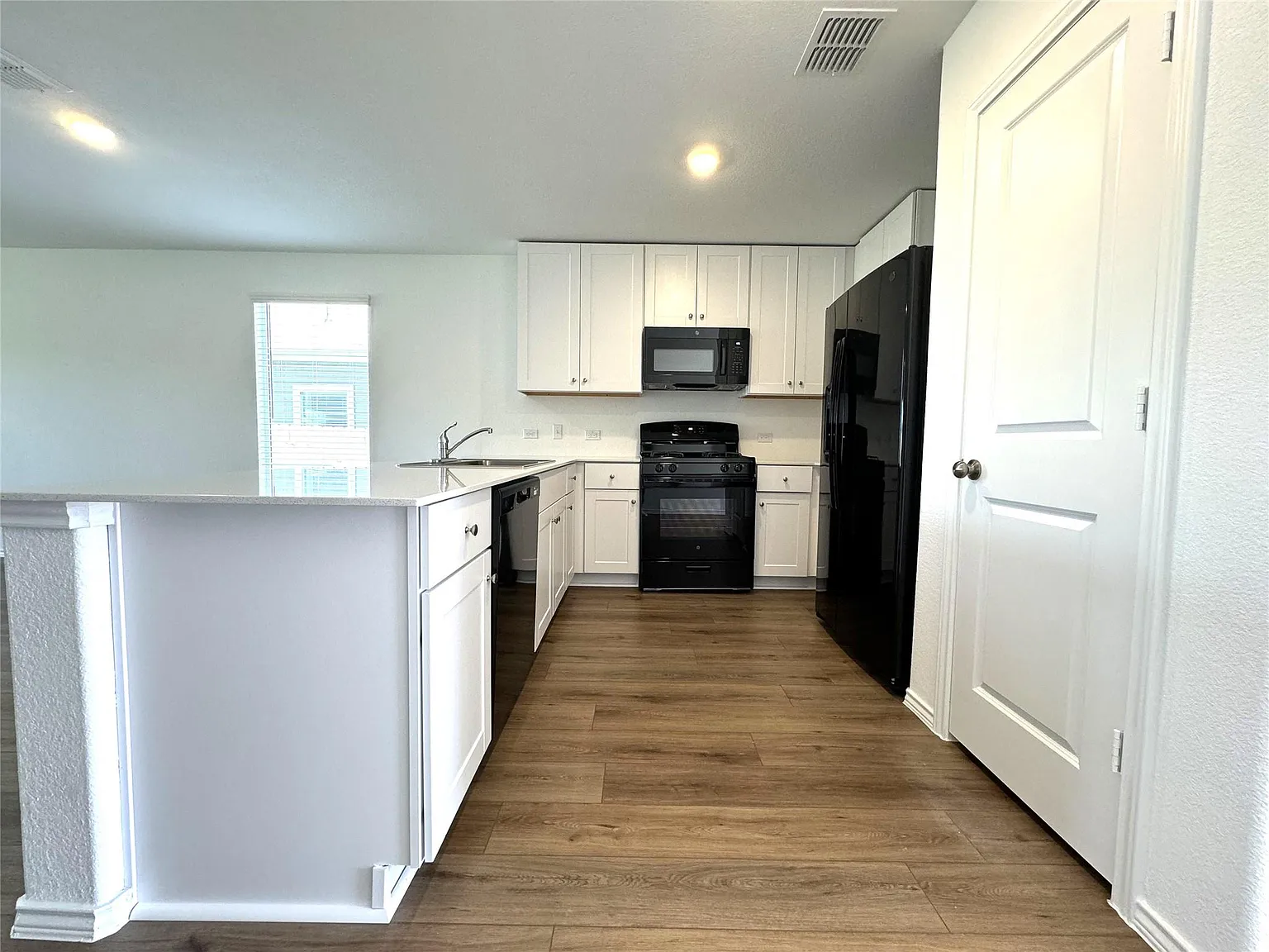 4 bed, 2.5 bath, 1874 sqft, $2,150 — Photo 4