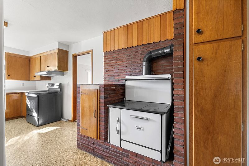 4th image of 243 Carter Street