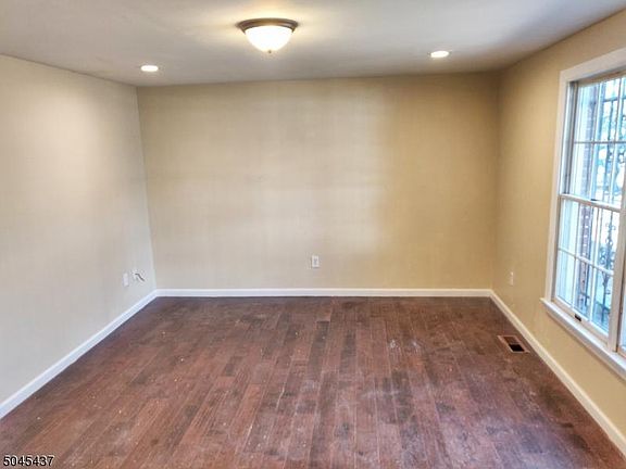 3rd image of 10 Dandridge Dr