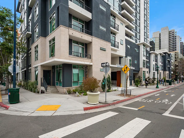 425 W Beech St #535 — Photo 47