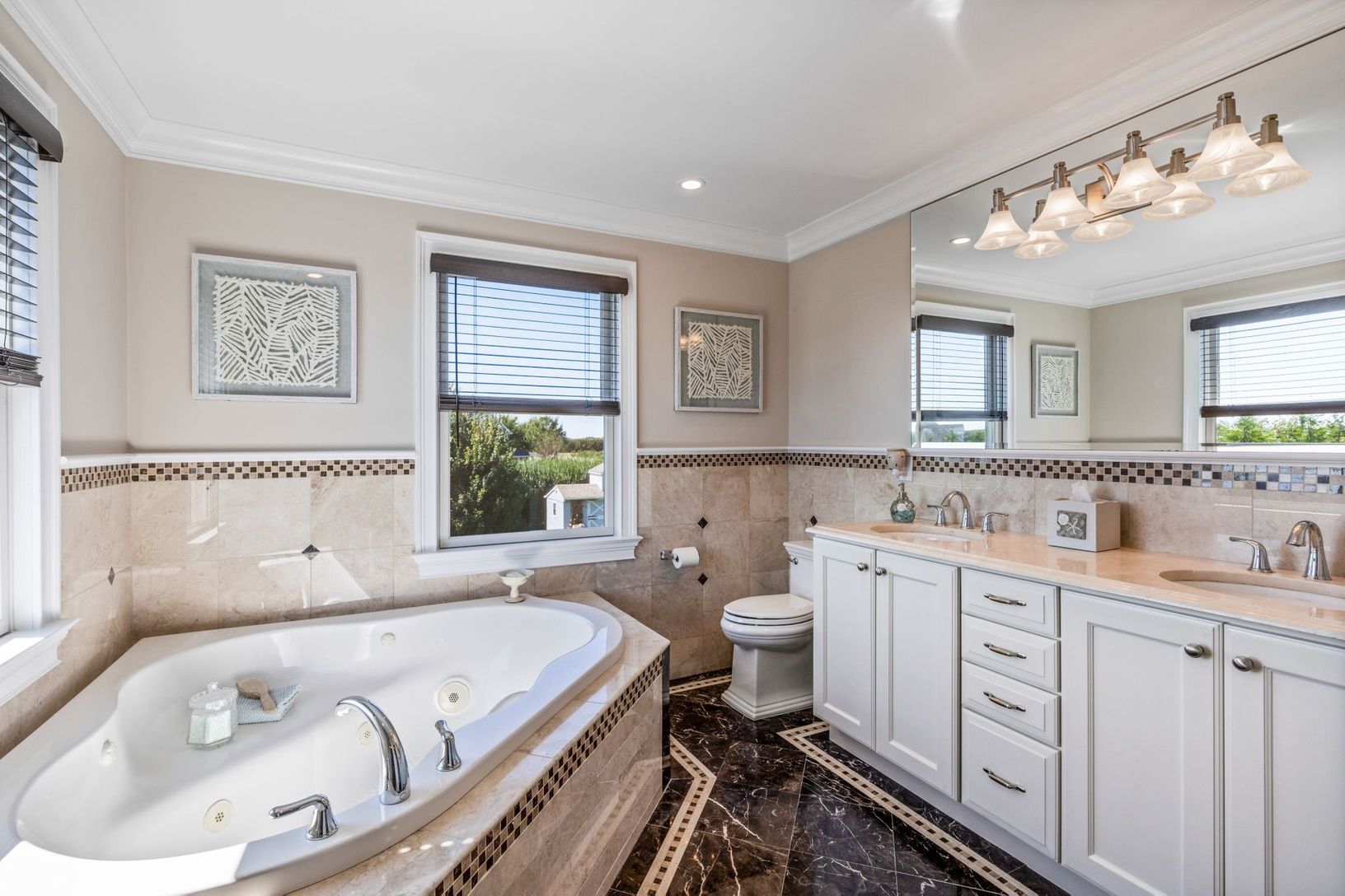  Master Bath w/Double Vanity, Soaking Tub & Separate Bath